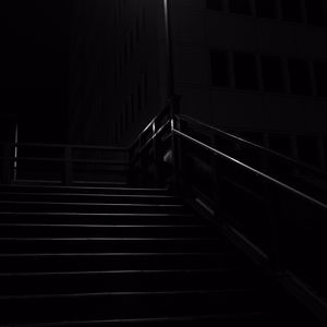 Превью обои лестница, темный, фонарь, ночь, ступеньки, свет