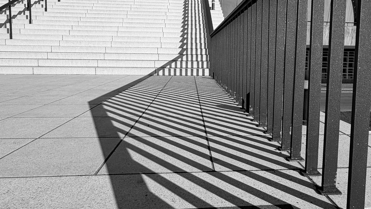 Обои лестница, тени, линии, грани, чб, 3д