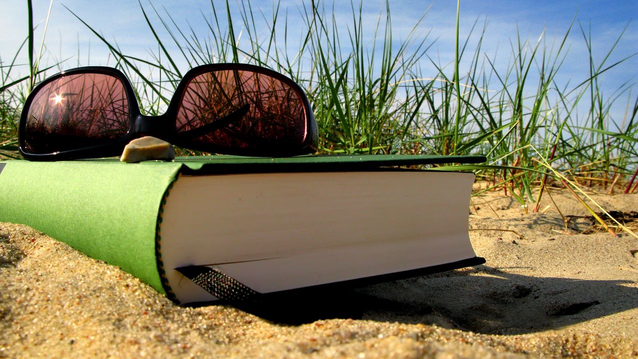 Обои лето, отдых, книга, очки, закладка, песок, трава
