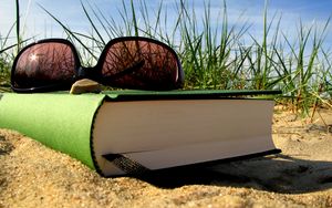 Превью обои лето, отдых, книга, очки, закладка, песок, трава