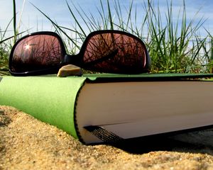 Превью обои лето, отдых, книга, очки, закладка, песок, трава