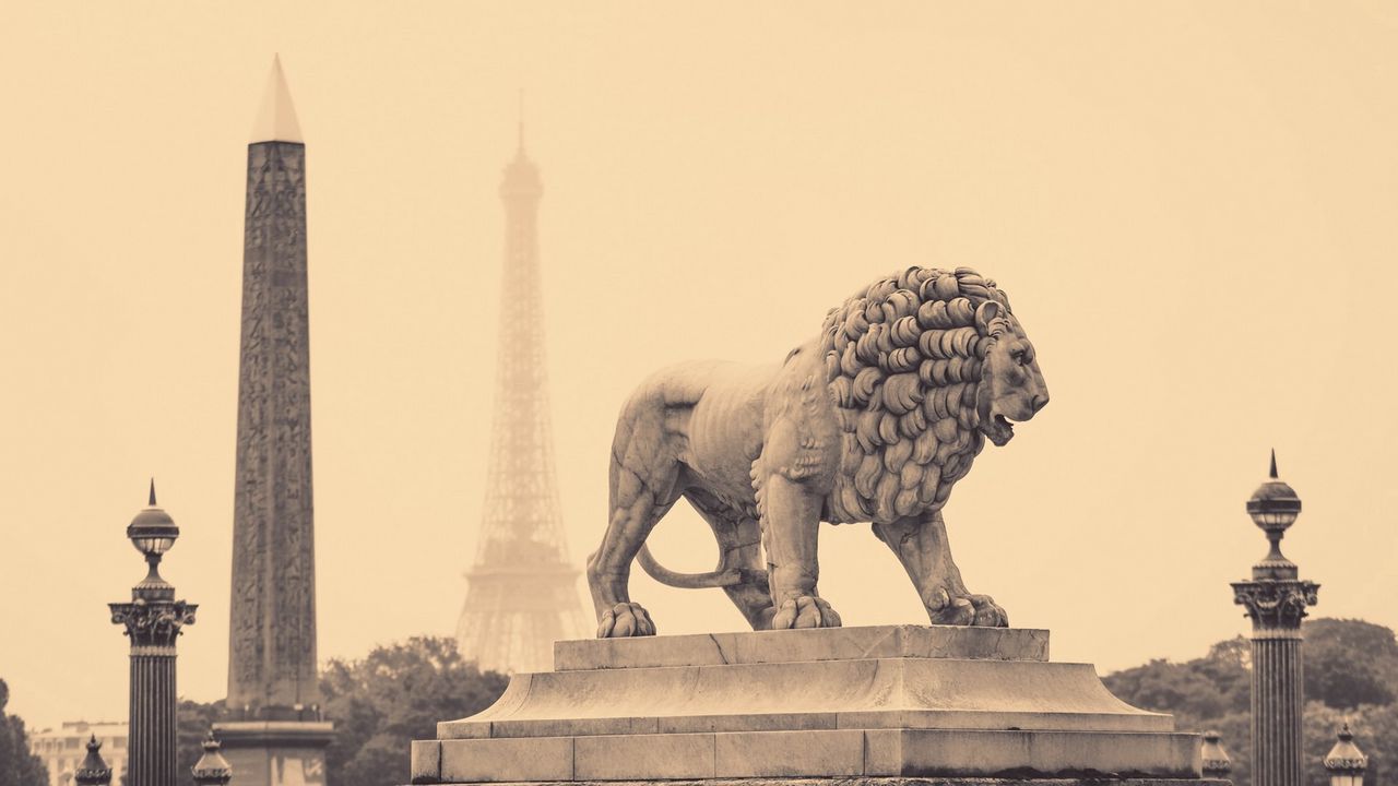 Обои лев, статуя, улица, город, чб, франция, париж