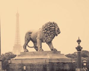 Превью обои лев, статуя, улица, город, чб, франция, париж