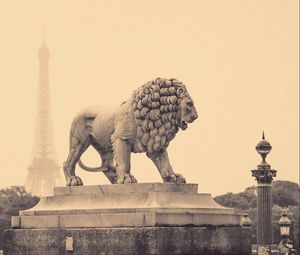 Превью обои лев, статуя, улица, город, чб, франция, париж