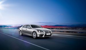 Превью обои lexus, ls-eu, серебристый, движение, город