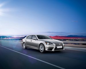 Превью обои lexus, ls-eu, серебристый, движение, город