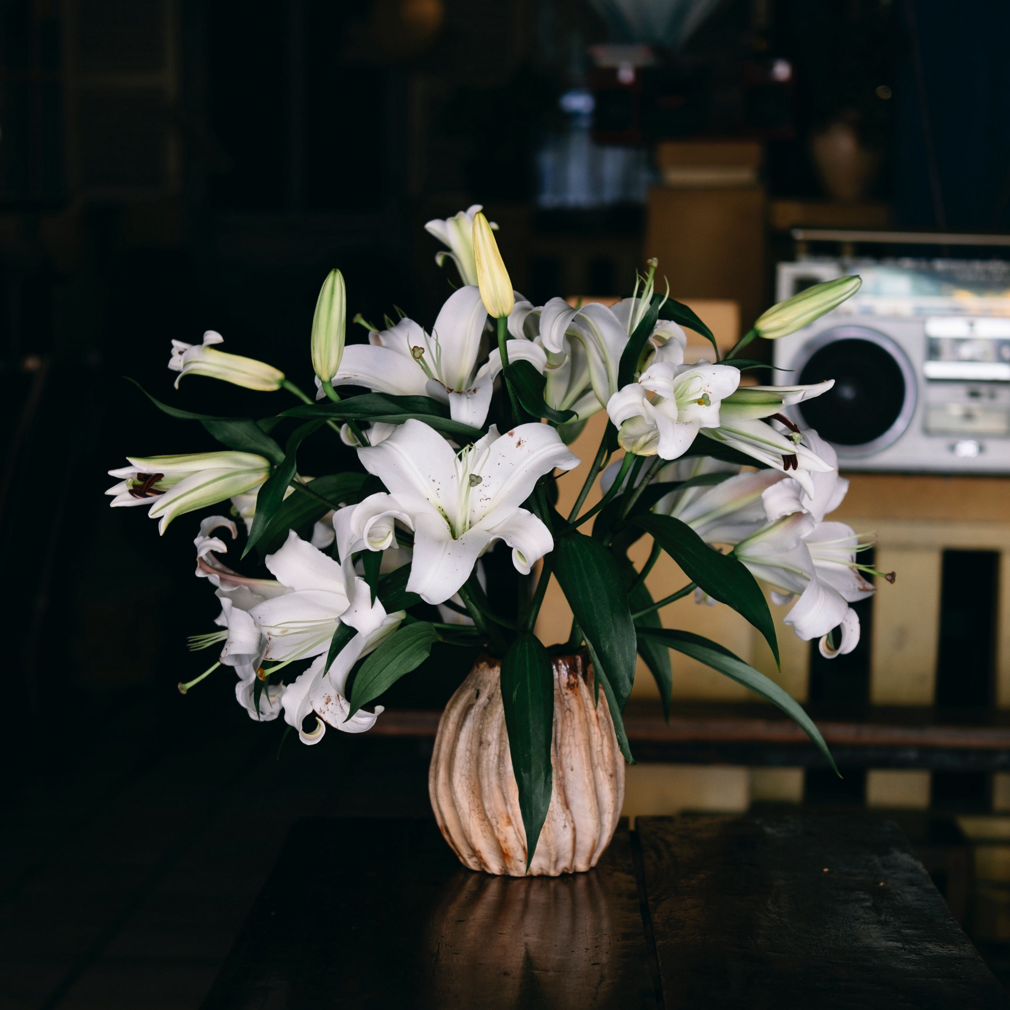 фото букета лилий дома в вазе