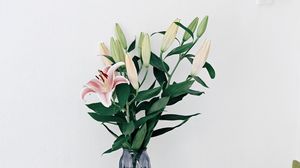 Превью обои лилии, цветы, букет, ваза, интерьер