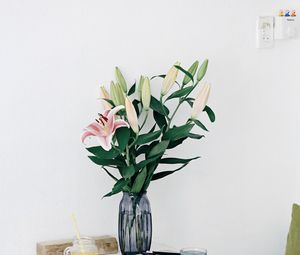 Превью обои лилии, цветы, букет, ваза, интерьер