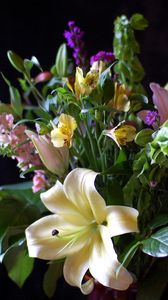 Превью обои лилия, альстромерия, цветы, букет, листья, композиция