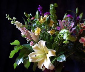 Превью обои лилия, альстромерия, цветы, букет, листья, композиция