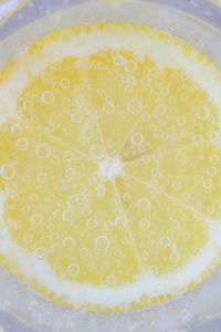 Превью обои лимон, долька, вода, пузыри, макро