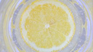 Превью обои лимон, долька, вода, пузыри, макро