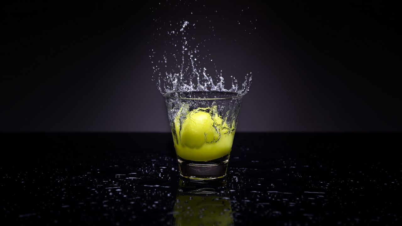 Обои лимон, стакан, вода, брызги