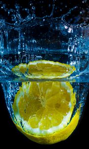 Превью обои лимон, вода, брызги, прозрачный