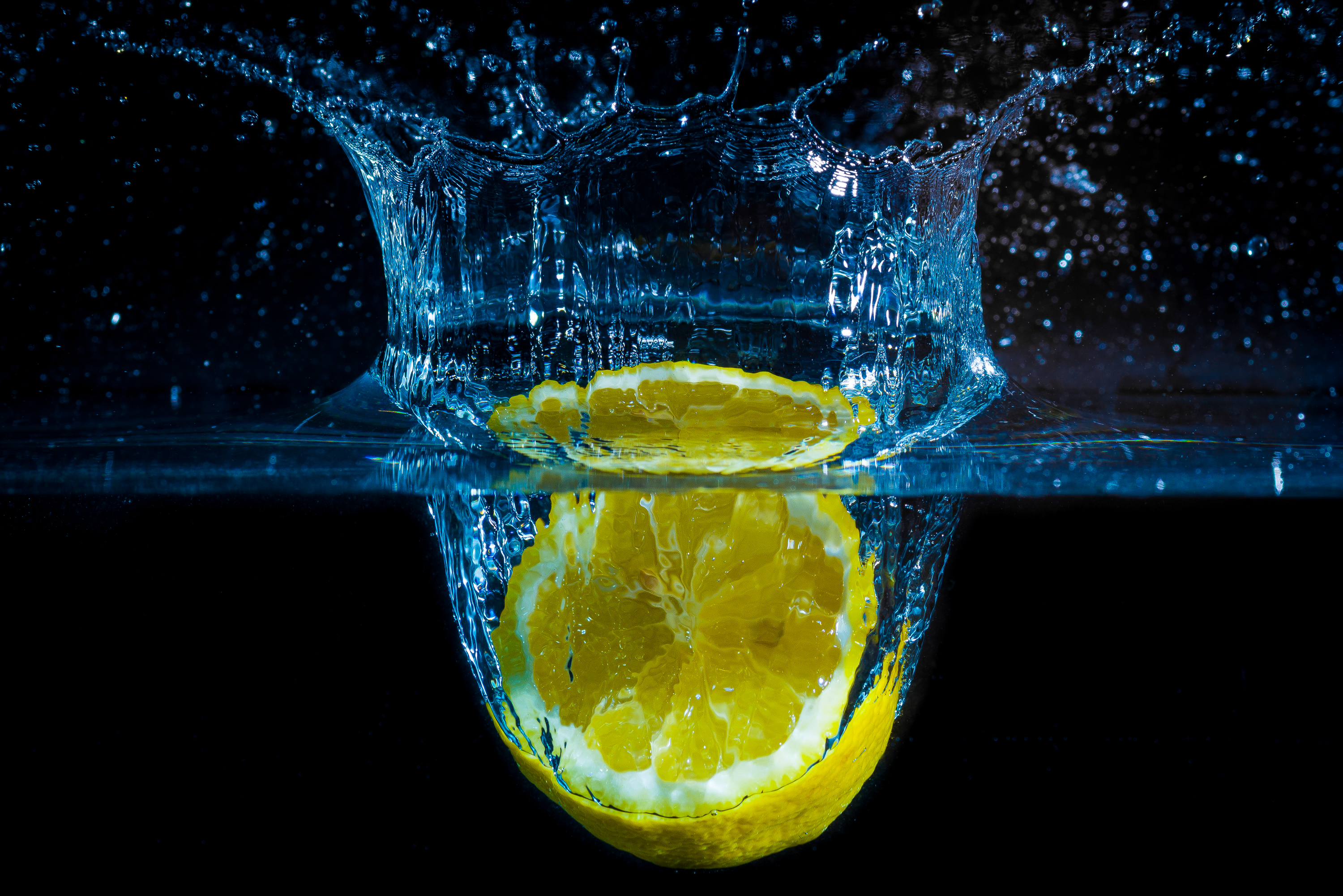 Вода с лимоном вечером. Лимон брызги. Вода с лимоном. Обои с лимонами. Вода с лимоном футаж.