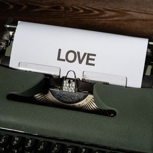Превью обои любовь, бумага, печатная машинка, слово