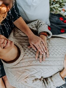 Превью обои любовь, пара, руки, касание