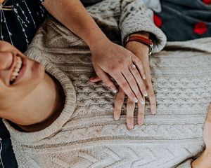 Превью обои любовь, пара, руки, касание