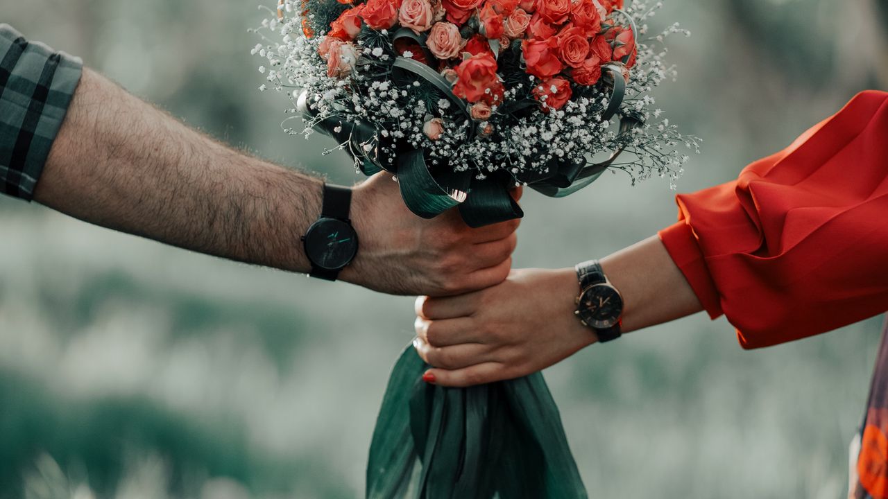 Обои любовь, руки, букет, розы, цветы