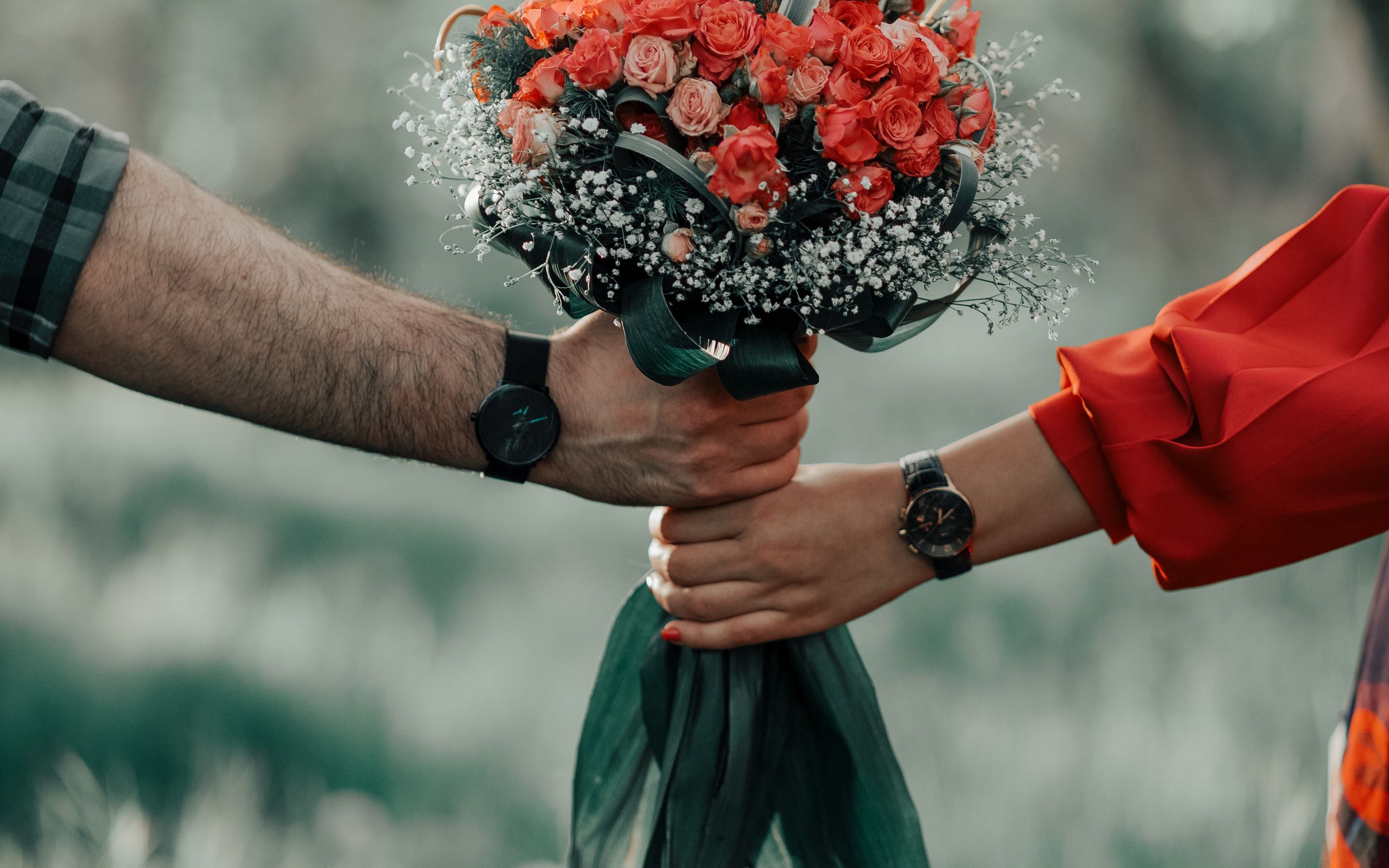 Букет цветов в мужских руках