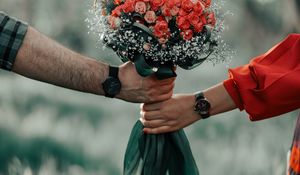 Превью обои любовь, руки, букет, розы, цветы