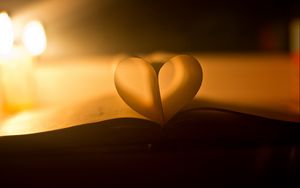 Превью обои любовь, сердце, счастье, книга, свет
