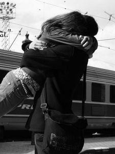 Превью обои любовь, ситуация, встречаться, поезд, чб