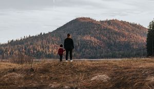 Превью обои люди, холм, лес, пейзаж, лужа, отражение