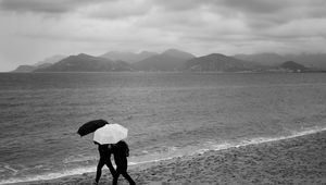 Превью обои люди, зонтики, дождь, море, пляж