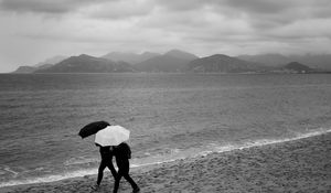 Превью обои люди, зонтики, дождь, море, пляж