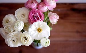 Превью обои лютики, ranunculus, букет, цветы, белые, розовые, бутоны, лепестки, ваза