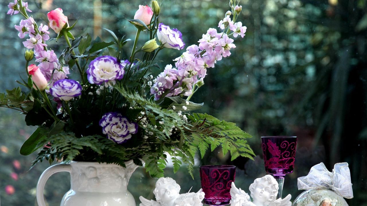 Обои лизиантус рассела, левкой, цветы, букет, кувшин, стаканы, бокалы, ангелы