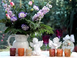 Превью обои лизиантус рассела, левкой, цветы, букет, кувшин, стаканы, бокалы, ангелы