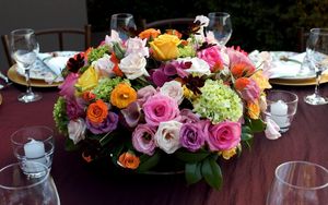Превью обои лизиантус рассела, розы, гортензия, цветы, букет, композиция, стол, сервировка, свечи