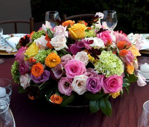 Превью обои лизиантус рассела, розы, гортензия, цветы, букет, композиция, стол, сервировка, свечи