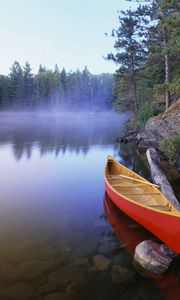 Превью обои лодка, берег, красная, лес, туман