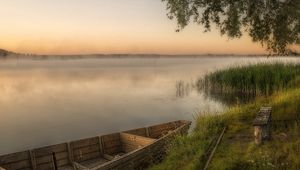 Превью обои лодка, берег, причал, скамейка, трава, туман, вечер