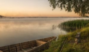 Превью обои лодка, берег, причал, скамейка, трава, туман, вечер