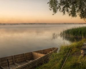 Превью обои лодка, берег, причал, скамейка, трава, туман, вечер