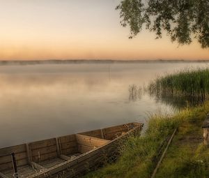 Превью обои лодка, берег, причал, скамейка, трава, туман, вечер