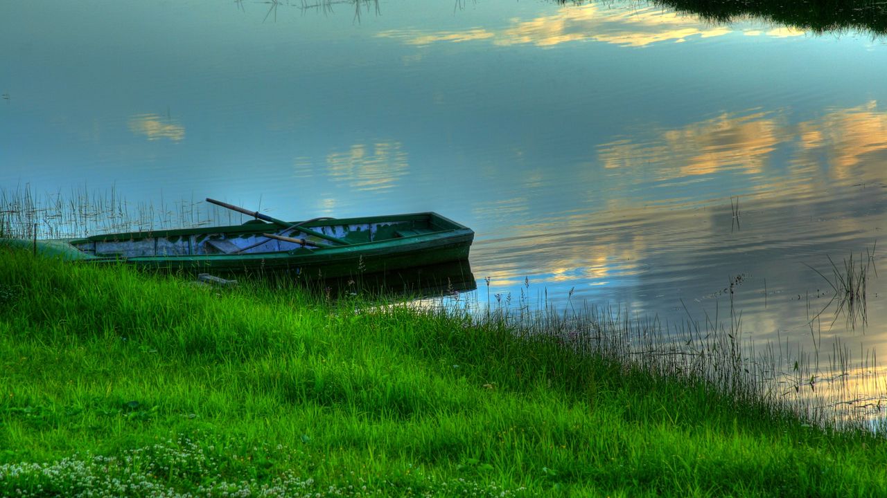 Обои лодка, берег, трава, зелень, лето, причал, озеро, разводы