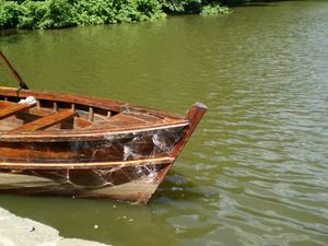 Превью обои лодка, берег, весла, вода, отблески, солнечно