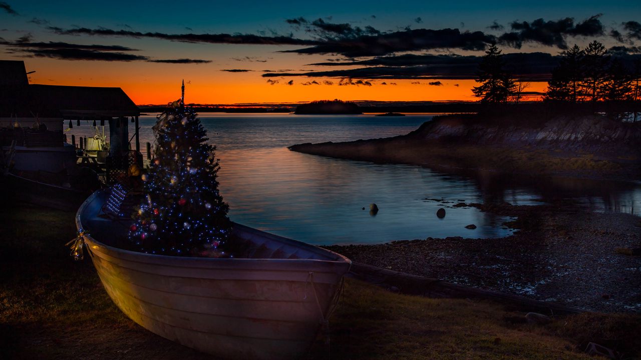 Обои лодка, елка, река, новый год, рождество