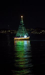 Превью обои лодка, гирлянда, елка, река, ночь, новый год, рождество