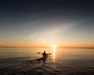 Превью обои лодка, горизонт, восход, человек, небо, море