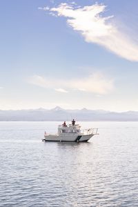Превью обои лодка, люди, море, волны, горы, небо