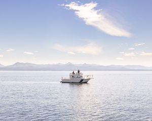 Превью обои лодка, люди, море, волны, горы, небо