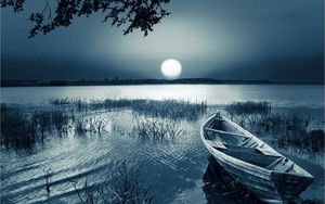 Превью обои лодка, луна, диск, свет, темнота, трава, наклон, водоем