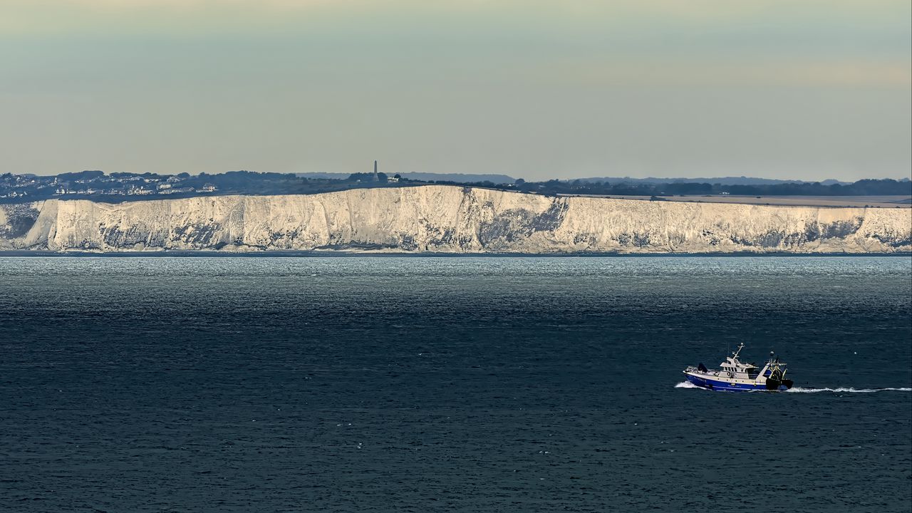 Обои лодка, море, берег, обрыв